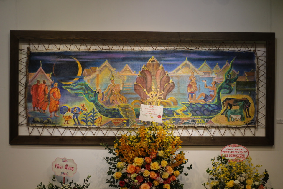 Bức ''Đêm'' đối xứng với bức ''Ngày,'' cũng được thể hiện bằng màu acrylic trên bao tải. (Ảnh: Minh Anh/Vietnam+)