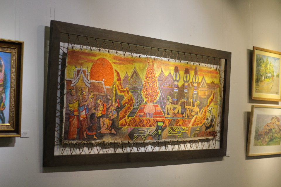 Bức ''Ngày'' là một trong những tác phẩm phản ánh đời sống văn hóa, tín ngưỡng đậm đà của người Lào, thể hiện qua màu sắc rực rỡ, tỷ mỷ. (Ảnh: Minh Anh/Vietnam+)