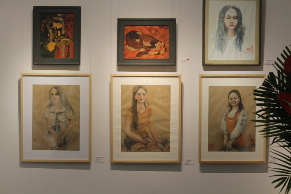 Đối tượng thường thấy trong tranh của họa sỹ Lê Dũng Cường là những cô gái Việt Nam và Lào với vẻ đẹp trong trẻo, hình tượng người mẹ Việt Nam, người mẹ Lào đều rất được yêu thương và tôn vinh. (Ảnh: Minh Anh/Vietnam+)