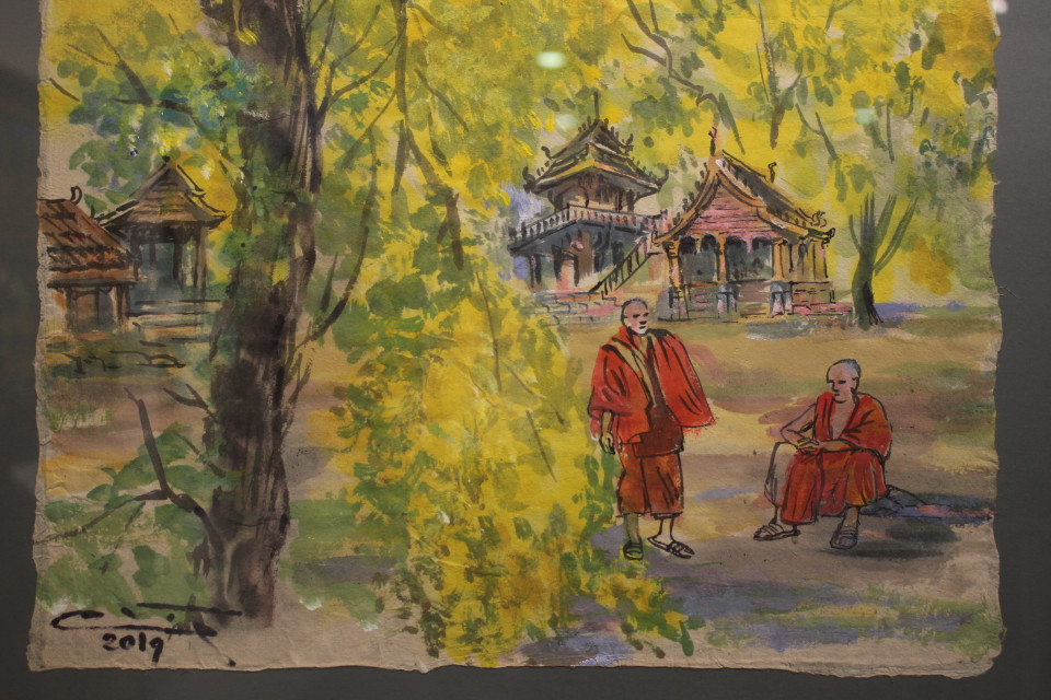 Hình tượng những nhà sư thường xuyên xuất hiện trong tranh của Lê Dũng Cường. Ông cho biết Phật giáo Thượng toạ bộ (Phật giáo Tiểu thừa) có ảnh hưởng, chi phối mạnh mẽ trong văn hoá Lào, có thể thấy không chỉ trong chùa mà còn trong mỹ thuật, văn học, nghệ thuật trình diễn. (Ảnh: Minh Anh/Vietnam+)