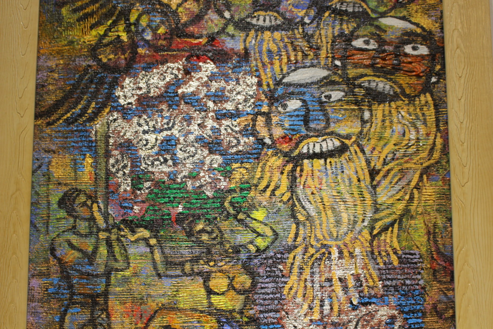 Với họa sỹ, văn hóa bản địa luôn đầy màu sắc và ấn tượng. Các chất liệu của ông sử dụng gồm giấy dó Việt Nam, giấy dó Lào, màu truyền thống Lào và màu acrylic, sơn dầu trên bao tải, giấy bìa... Trong hình là bức ''Vũ điệu rối Lào'' mà họa sỹ chọn khắc họa, mô tả bằng màu acrylic trên các chất liệu sần sùi, tạo hiệu ứng nổi bật. (Ảnh: Minh Anh/Vietnam+)