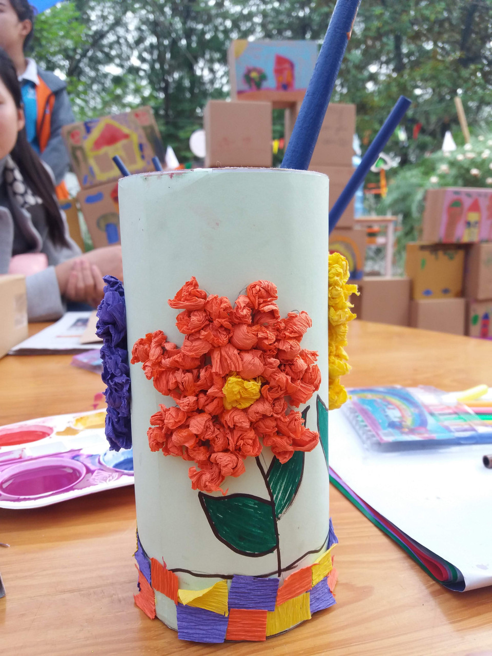 Hộp giấy bỏ đi biến thành hộp bút xinh xắn. (Ảnh: PM/Vietnam+)