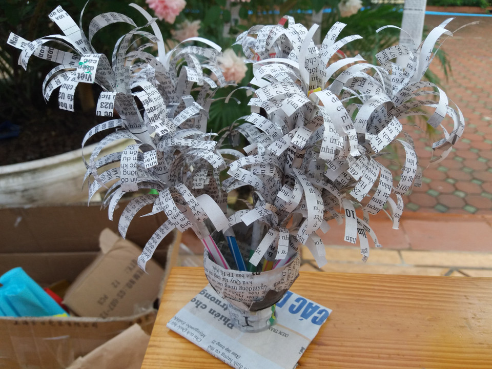 Lọ hoa bằng giấy báo và vỏ chai. (Ảnh: PM/Vietnam+)