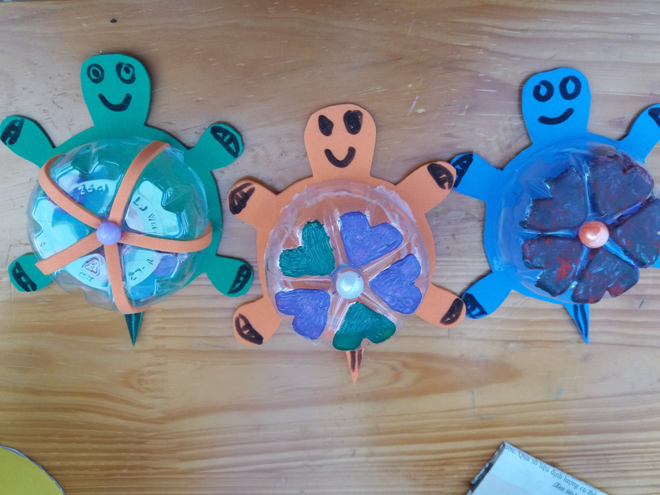 Những chú rùa xinh xắn hình thành từ vỏ chai nước lọc (Ảnh: PM/Vietnam+)