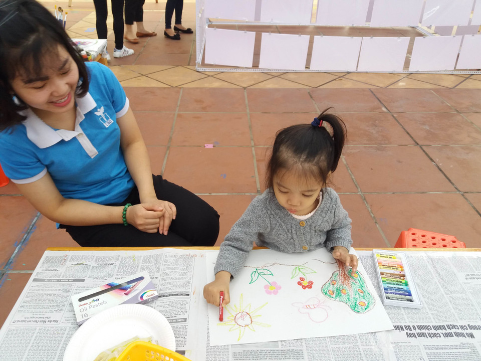 Các cô giáo cũng có cơ hội gần gũi và hiểu học sinh hơn bên ngoài không gian lớp học. (Ảnh: PM/Vietnam+)