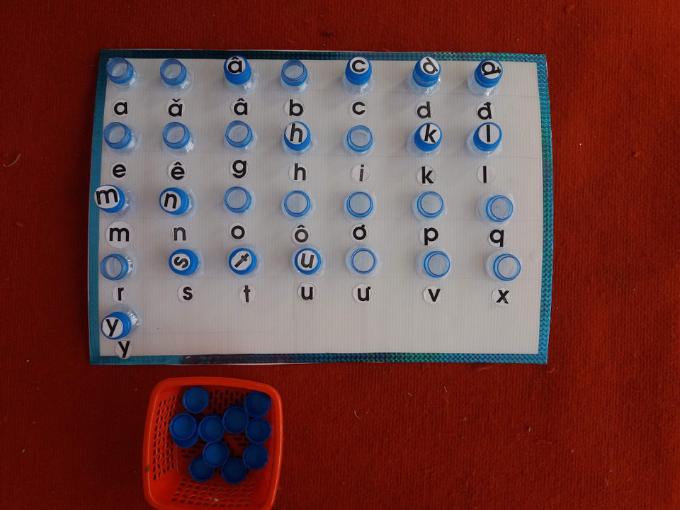 Bảng học chữ cái cho học sinh 5 tuổi được làm từ vỏ chai nhựa. (Ảnh: PM/Vietnam+)