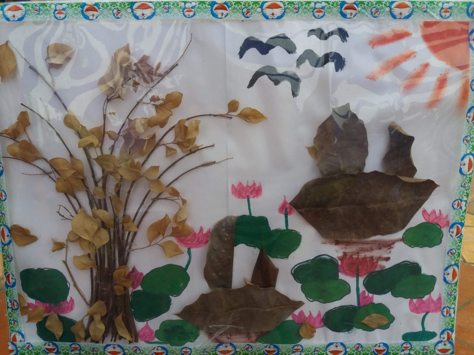 Những lá cây khô được hô biến thành bức tranh sinh động. (Ảnh: PM/Vietnam+)