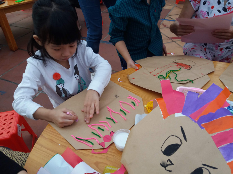 Theo các phụ huynh, chương trình đã giúp học sinh được rèn luyện sự khéo léo, tỷ mẩn, và giúp các con ý thức hơn về bảo vệ môi trường, sống tiết kiệm. (Ảnh: PM/Vietnam+)