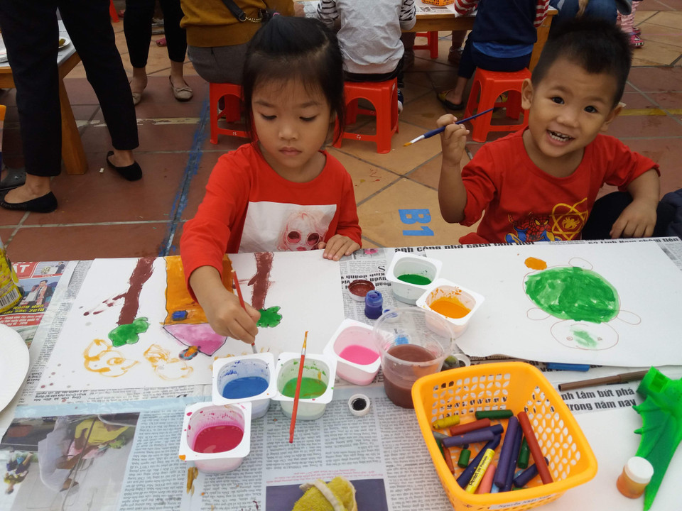 Dụng cụ đựng màu nước được tận dụng từ vỏ hộp sữa chua. (Ảnh: PM/Vietnam+)