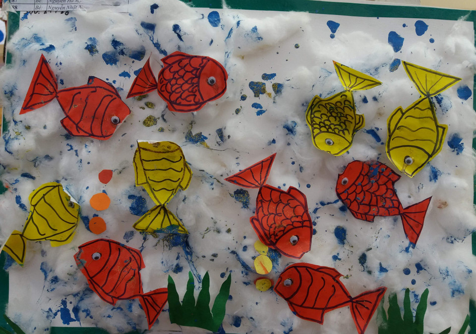 Bức tranh sinh động của học sinh là từ giấy và bông, thể hiện ý tưởng về sự ô nhiễm môi trường biển. Theo lãnh đạo nhà trường, mục tiêu của chương trình là giúp học sinh ý thức về bảo vệ môi trường ngay từ nhỏ. (Ảnh: PM/Vietnam+)