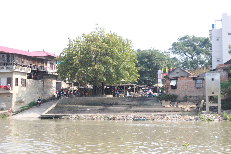 Làng Thổ Hà nằm trên bờ sông Cầu, được sông bao bọc hệt như một hòn đảo nên du khách muốn đến làng phải đi đò qua sông. (Ảnh: Mai Hiền/Vietnam+)