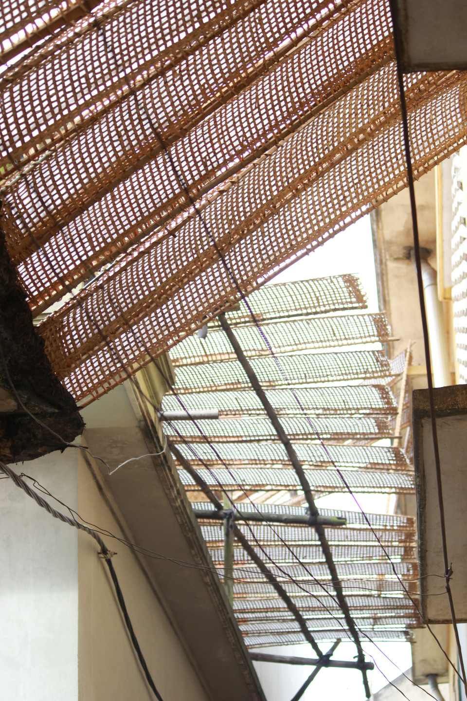 Mọi diện tích, không gian đều được tận dụng để phơi bánh.Bánh đa nem sau khi tráng được mang đi phơi nắng cho khô. Bánh có mùi thơm nhẹ của bột, của nắng và màu trắng ngần đẹp mắt. Ngay khi trời tắt nắng, người dân sẽ thu những xếp bánh đa lại để tránh hơi ẩm của buổi chiều tối. (Ảnh: Mai Hiền/Vietnam+)