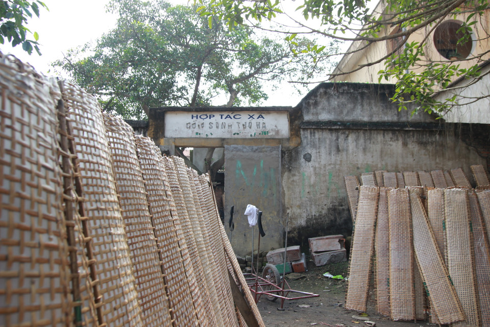 Khung cảnh gợi nhớ lại quãng thời gian xưa bên cổng Hợp Tác Xã. (Ảnh: Mai Hiền/Vietnam+)