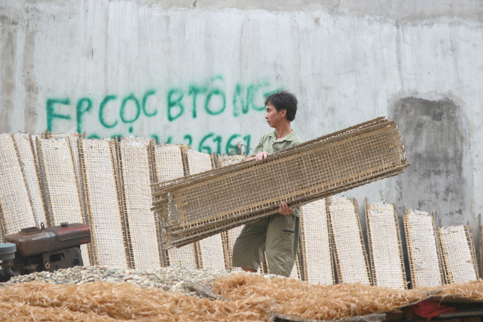 Ngoài nét cổ kính lâu đời cùng với nghề làm gốm, làng Thổ Hà còn được nhiều du khách trong và ngoài nước biết đến với cái tên làng bánh đa. (Ảnh: Mai Hiền/Vietnam+)
