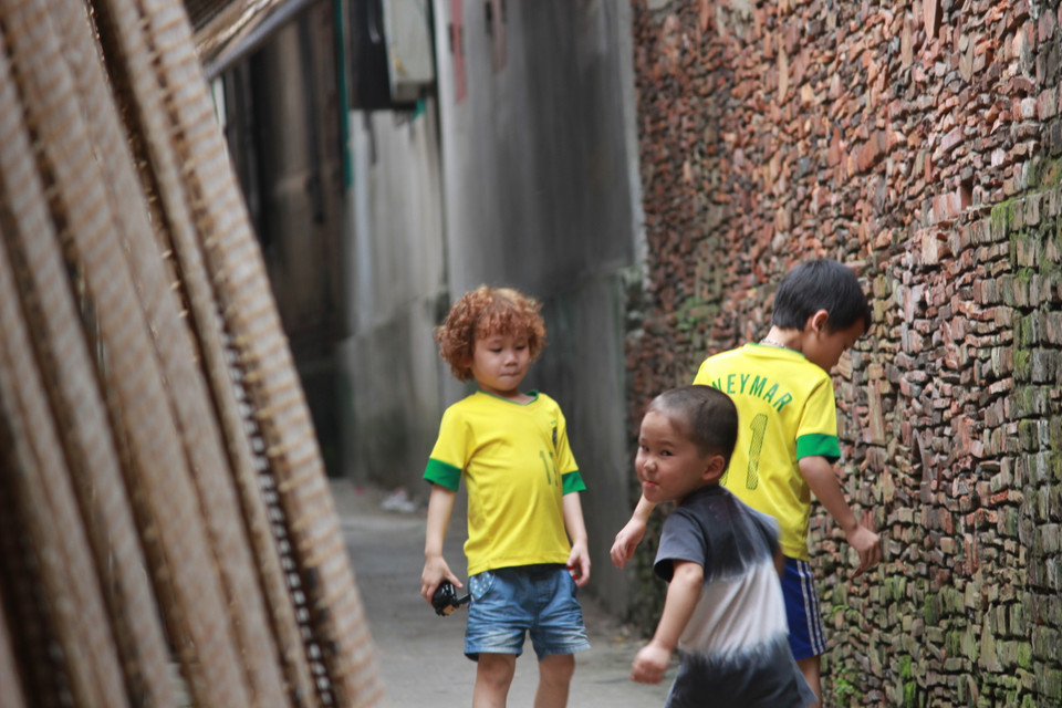 Nụ cười ngây thơ, hồn nhiên bên xấp bánh đa thân thuộc. (Mai Hiền/Vietnam+)