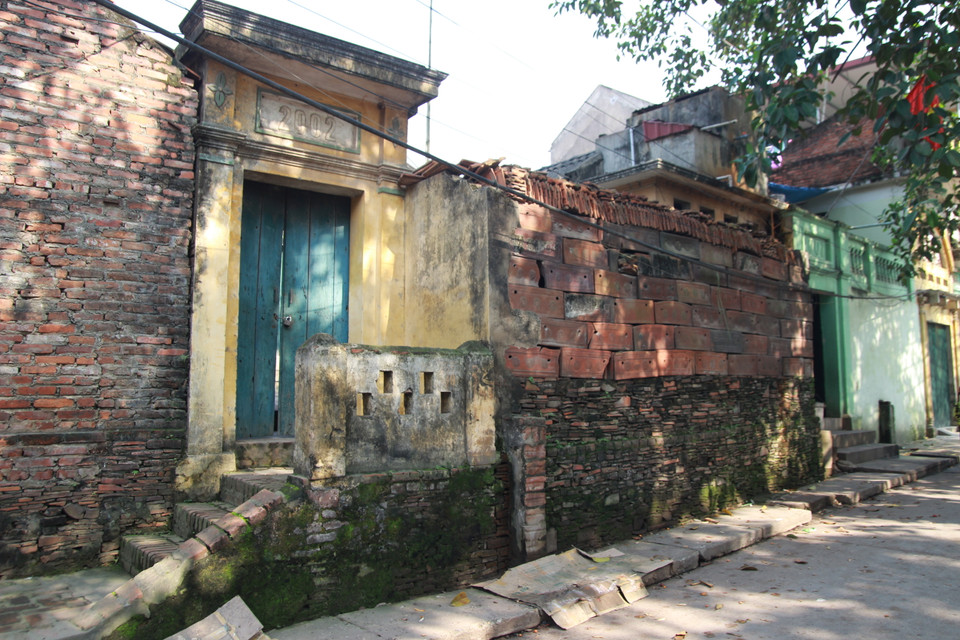 Một trong bức tường xây bằng tiểu sảnh lâu đời còn tồn tại cho đến bây giờ, như nhân chứng cho lịch sử làng gốm Thổ Hà. (Ảnh: Mai Hiền/Vietnam+)