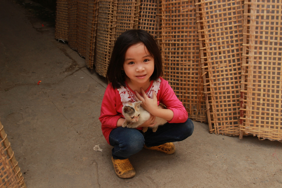 Trẻ em Thổ Hà lớn lên bên những phên bánh đa. (Mai Hiền/Vietnam+)