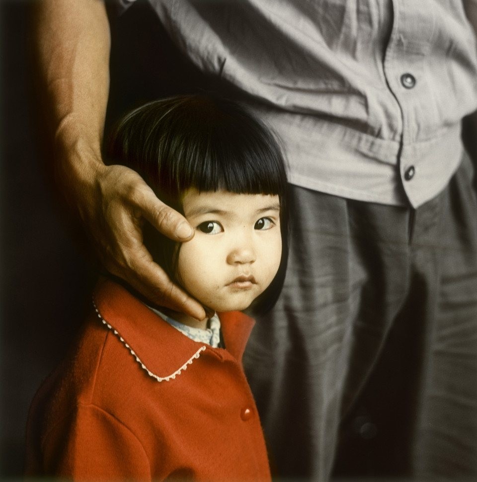 Hà Nội qua ống kính của ông là niềm vui đón đứa trẻ chào đời trong thời chiến, là những hầm trú bom chằng chịt trên hè phố, là những phố xá vắng bóng người, là những dáng người lầm lụi trong mưa, là hình ảnh những phi công Mỹ nhận thư nhà trong trại giam, là những gương mặt trẻ thơ trong sáng, là những niềm vui và nỗi buồn nhỏ bé của người dân Hà Nội suốt dọc dài cuộc chiến.