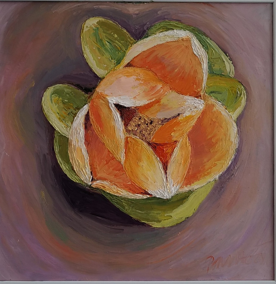 Hoa Rumdul, Quốc hoa Campuchia trong tranh của họa sỹ Bùi Minh Hòa. Chị chia sẻ rằng bông hoa trông thật ấn tượng. "Là hoa thật mà trông như hoa giả. bản thân bông hoa đã đẹp sẵn, lạ sẵn, nên cứ vậy mà thể hiện vài chục sắc thái của hoa thôi," chị nói. (Ảnh: Minh Thu/Vietnam+)