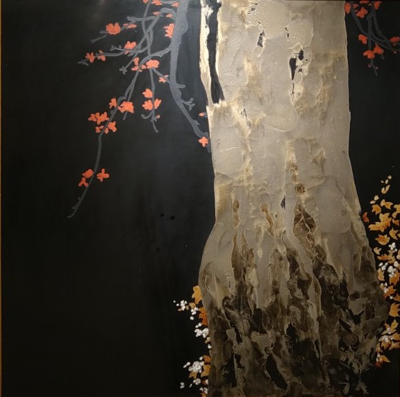 "Hoa gạo," tranh sơn mài của Bùi Hữu Hùng. (Ảnh: Minh Thu/Vietnam+)