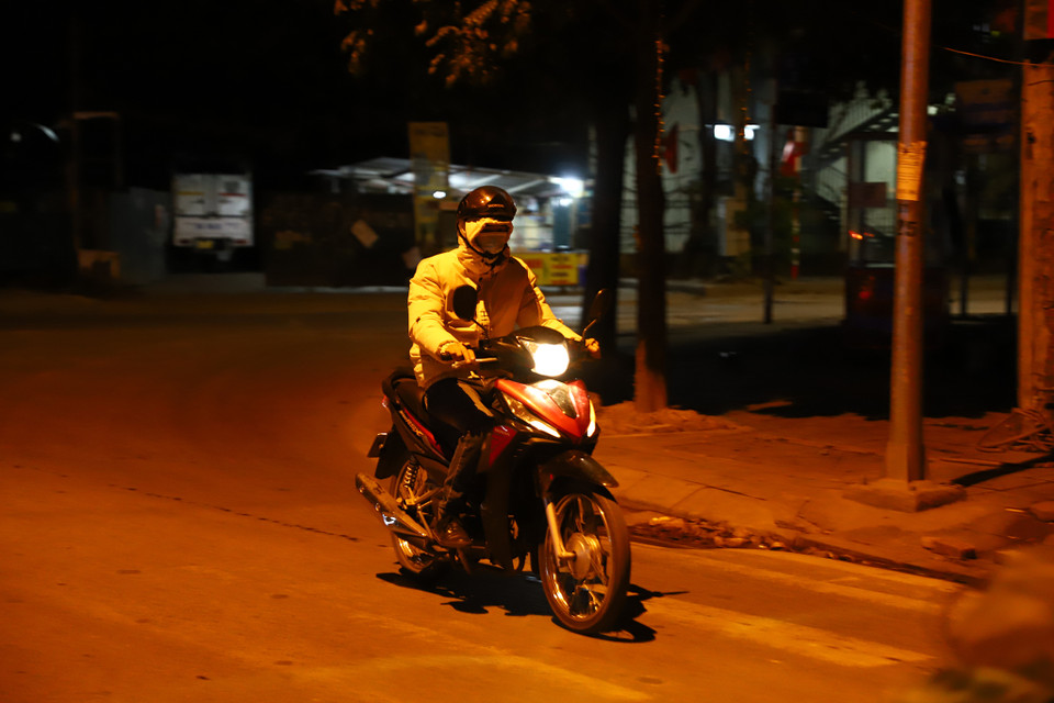 Từ đêm ngày 22, rạng sáng ngày 23/11, người dân Hà Nội khi tham gia giao thông và các hoạt động ngoài trời đều cảm thấy lạnh hơn so với ngày trước đó. (Ảnh: Hoài Nam/Vietnam+)