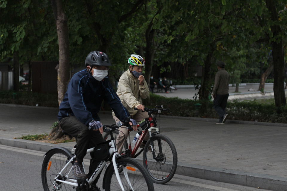 Những người tham gia hoạt động thể dục, thể thao ngoài trời từ sớm có thể cảm nhận rõ cái lạnh này. (Ảnh: Minh Anh/Vietnam+) 