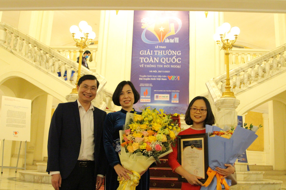 Tổng giám đốc Thông tấn xã Việt Nam Vũ Việt Trang chụp ảnh lưu niệm cùng Tổng biên tập Báo điện tử VietnamPlus Trần Tiến Duẩn, phóng viên Đỗ Minh Thu, tác giả đạt giải Nhì. (Ảnh: Vietnam+)