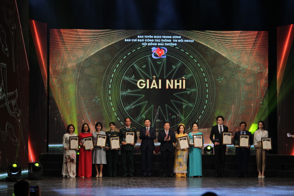 Tập thể các tác giả, nhóm tác giả nhận giải Nhì. (Ảnh: Minh Anh/Vietnam+)