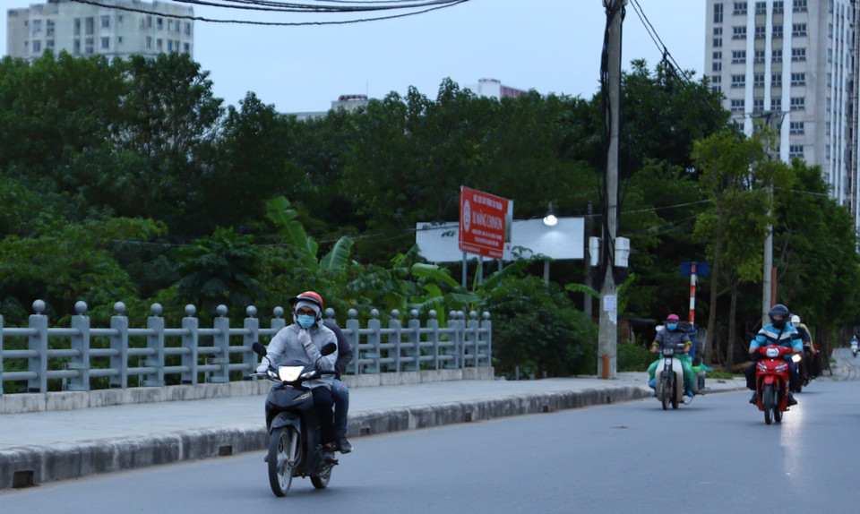 Trời trở lạnh khiến người đi trên đường phải co ro khi qua những đoạn đường nhiều gió. (Ảnh: Hoài Nam/Vietnam+)