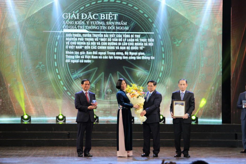 Ở hạng mục Sáng kiến, ý tưởng, sản phẩm có giá trị thông tin đối ngoại, tác phẩm ''Giới thiệu, tuyên truyền bài viết của Tổng Bí thư đến các chính đảng và bạn bè quốc tế'' đã đạt giải Đặc biệt. Thủ tướng Chính phủ Phạm Minh Chính trao giải Đặc biệt cho Bộ trưởng Bộ Ngoại giao Việt Nam Bùi Thanh Sơn, Trưởng ban Đối ngoại Trung ương Lê Hoài Trung và Tổng Giám đốc Thông tấn xã Việt Nam Vũ Việt Trang. (Ảnh: Minh Anh/Vietnam+)