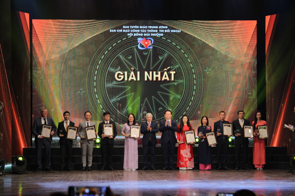 Tập thể tác giả/nhóm tác giả nhận giải Nhất Giải thưởng toàn quốc về thông tin đối ngoại lần thứ VII. (Ảnh: Minh Anh/Vietnam+)