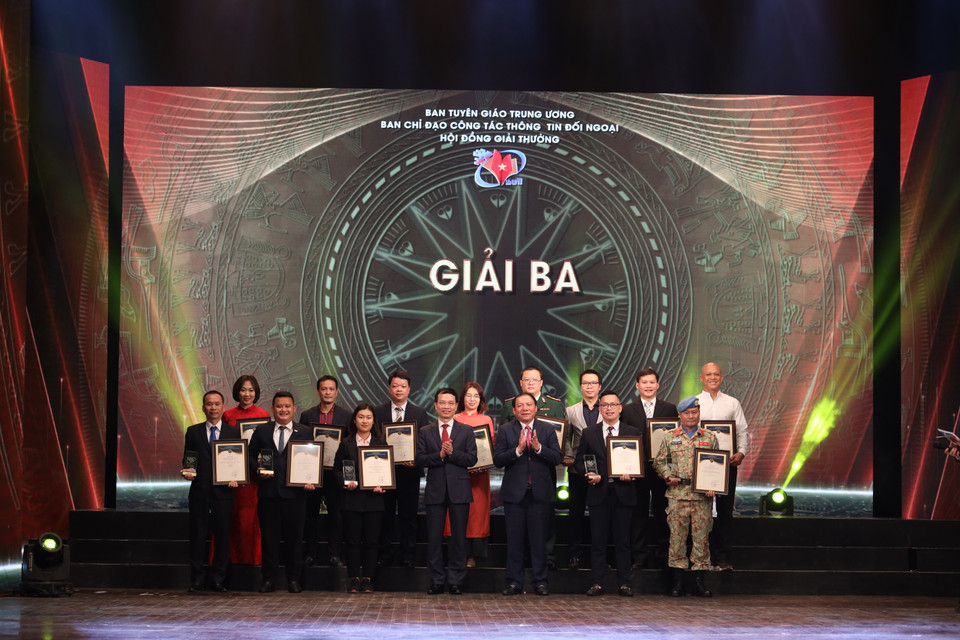 Tập thể các tác giả/nhóm tác giả nhận giải Ba Giải thưởng toàn quốc về thông tin đối ngoại lần thứ VII. (Ảnh: Vietnam+)