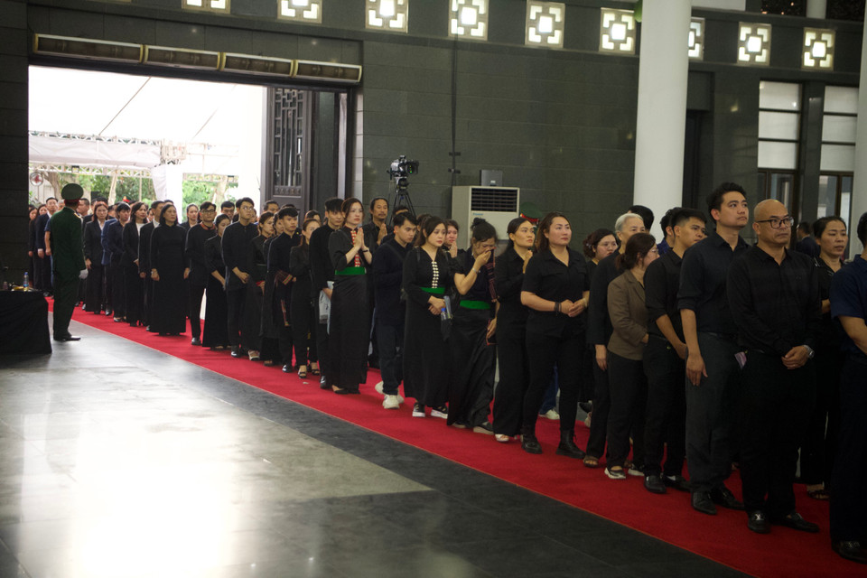 Có rất nhiều người dân lặn lội từ xa, xếp hàng trong nhiều giờ để được tiễn biệt vị lãnh đạo kính yêu của dân tộc. (Ảnh: Minh Sơn/Vietnam+)