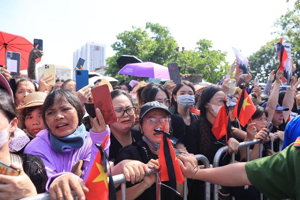 Không khí xúc động tại khu vực cổng Nghĩa trang Mai Dịch. (Ảnh: Hoài Nam/Vietnam+)