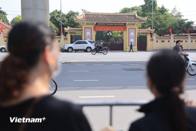 Rất đông người dân trong trang phục tối màu đã tới từ sáng sớm để đợi tiễn đưa Tổng Bí thư Nguyễn Phú Trọng. (Ảnh: Hoài Nam/Vietnam+)
