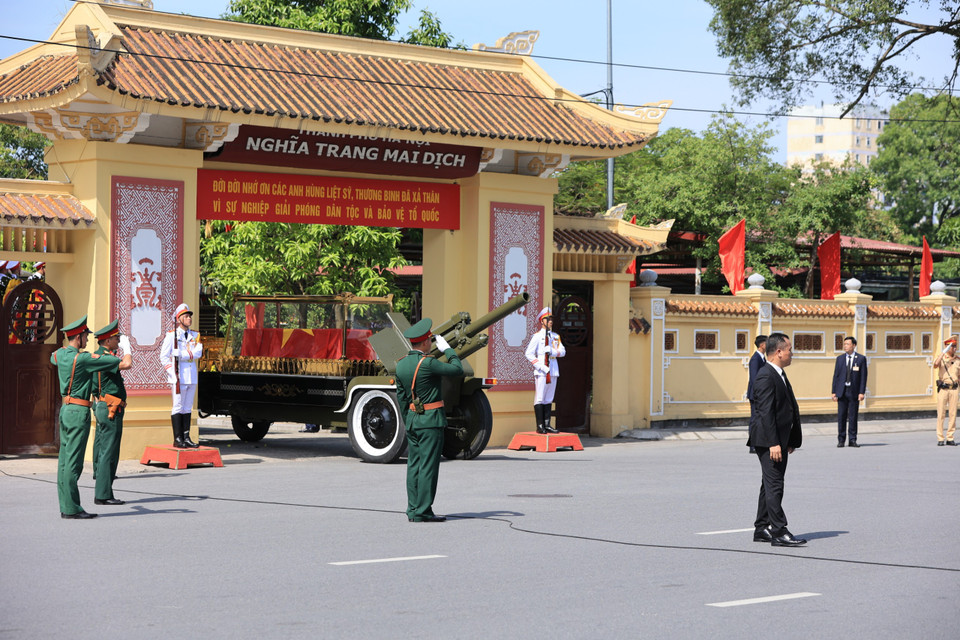 Chiều 26/7, linh xa đưa Tổng Bí thư đến Nghĩa trang Mai Dịch. (Ảnh: Hoài Nam/Vietnam+)