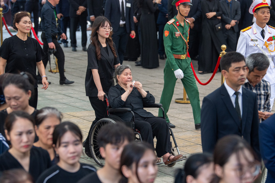 Cô giáo Đặng Thị Phúc (người ngồi xe lăn), người đã dạy Tổng Bí thư Nguyễn Phú Trọng năm lớp 4 đến viếng học trò. (Ảnh: Minh Sơn/Vietnam+)