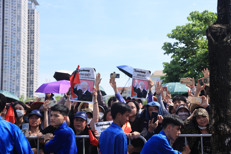 Tất cả hòa trong niềm xúc động sâu sắc. (Ảnh: Hoài Nam/Vietnam+)