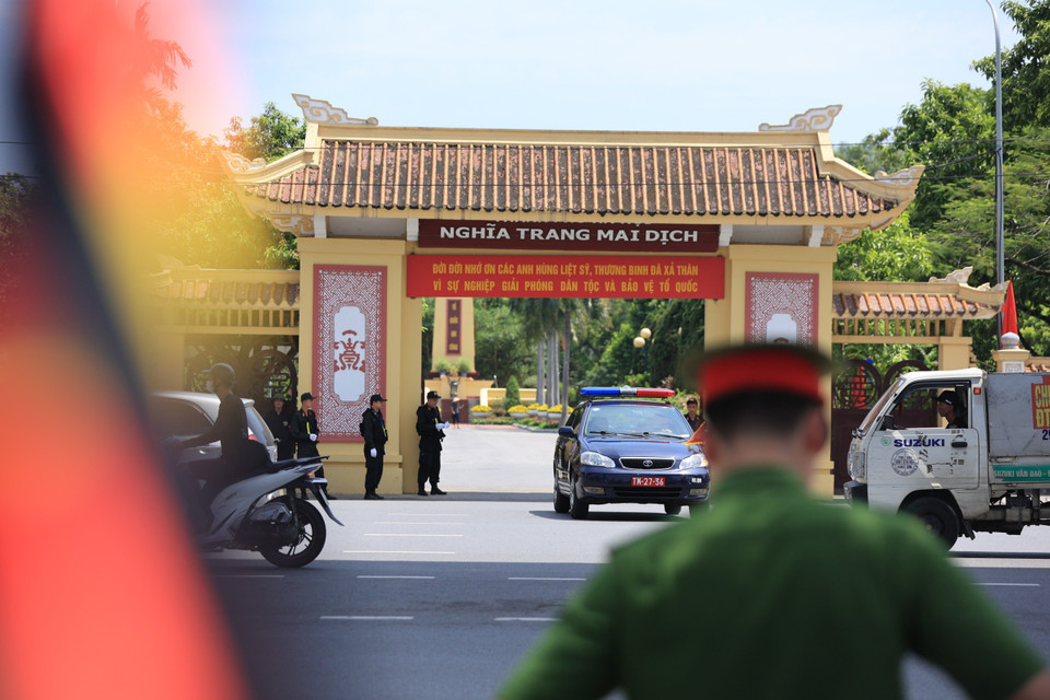 Sáng 26/7, tại khu vực cổng Nghĩa trang Mai Dịch, lực lượng chức năng đã sẵn sàng chuẩn bị đón Tổng Bí thư về nơi an nghỉ cuối cùng. (Ảnh: Hoài Nam/Vietnam+)