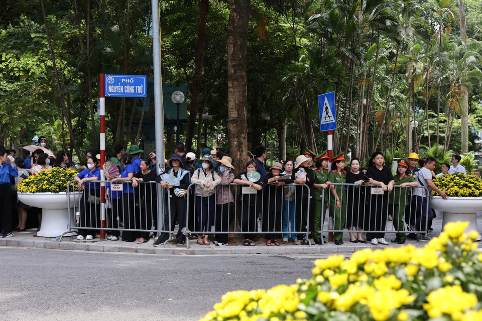 Người dân tập trung ở các tuyến phố quanh khu vực nhà tang lễ. (Ảnh: Minh Sơn/Vietnam+)