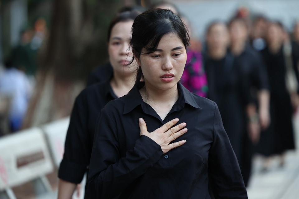 Dòng người không nén nổi sự xúc động, tiếc thương. (Ảnh: Minh Sơn/Vietnam+)
