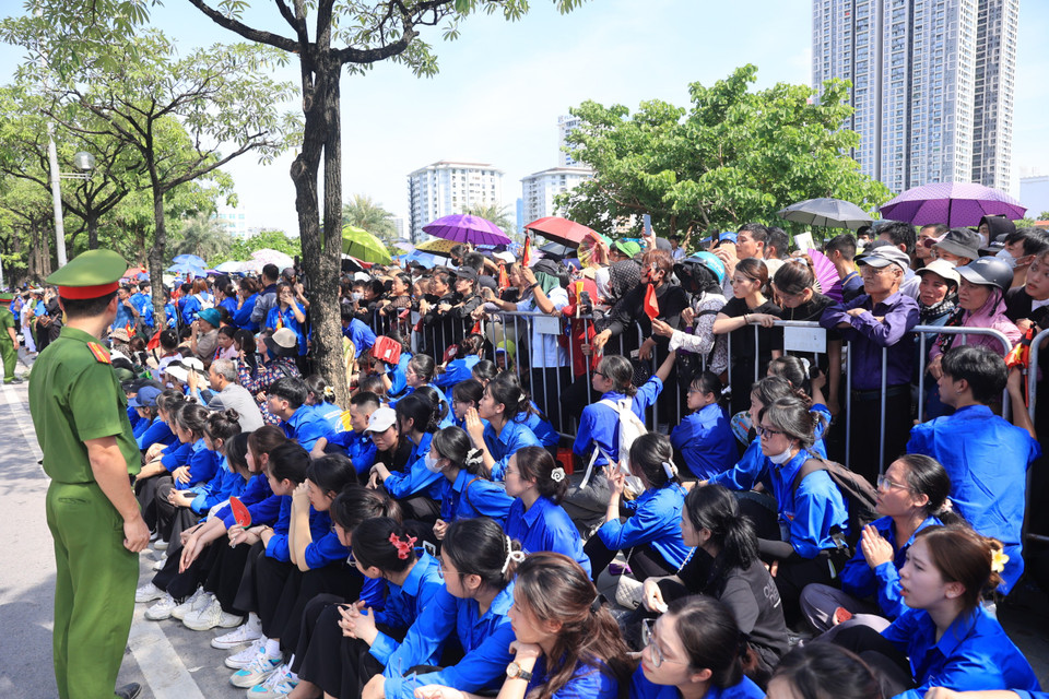 Đông đảo người dân tập trung ở khu vực cổng nghĩa trang từ nhiều giờ trước. (Ảnh: Hoài Nam/Vietnam+)