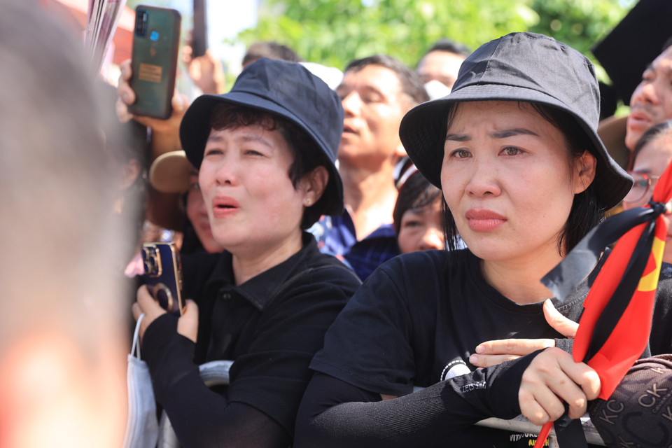 Người dân vỡ òa trong niềm tiếc thương vô hạn. (Ảnh: Hoài Nam/Vietnam+)