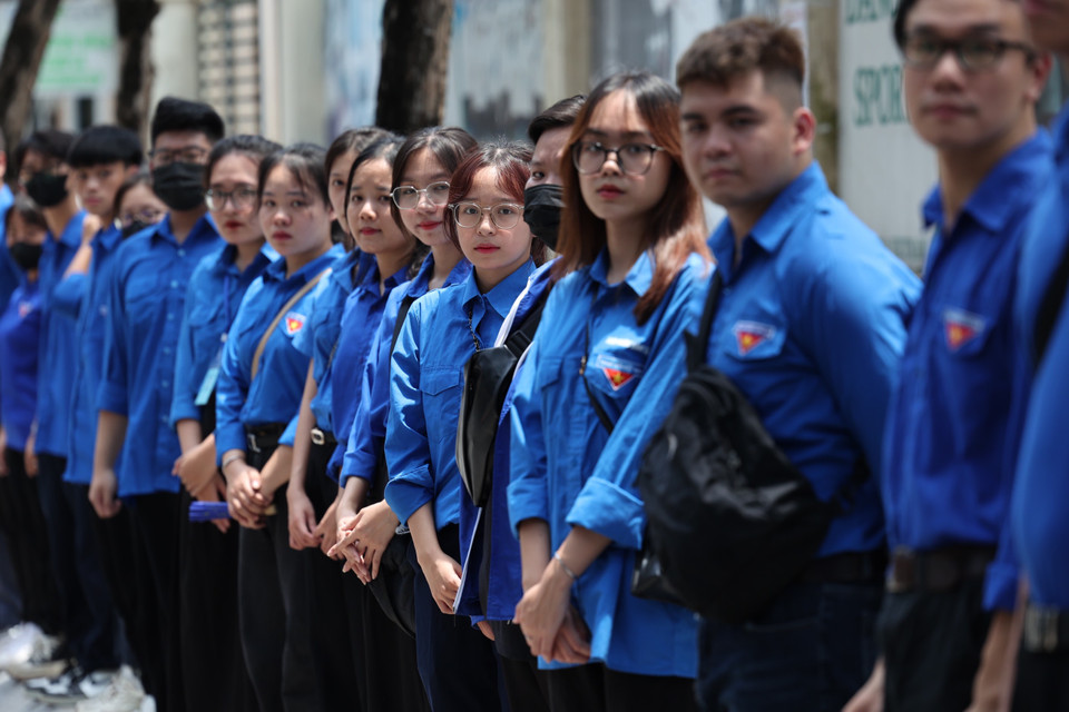 Lực lượng thanh niên tình nguyện nghiêm trang sẵn sàng làm nhiệm vụ. (Ảnh: Minh Sơn/Vietnam+)