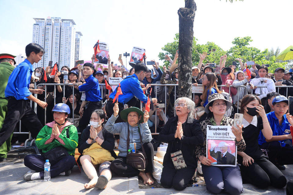 Nhiều người cao tuổi, người đang mang thương tật cũng cố gắng đến tiễn đưa Tổng Bí thư. (Ảnh: Hoài Nam/Vietnam+)