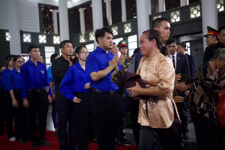 Mọi người không kìm nổi những giọt nước mắt tiếc thương. (Ảnh: Minh Sơn/Vietnam+)