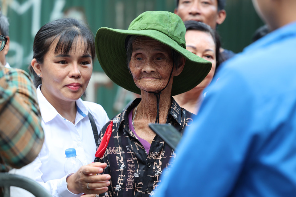 Bà Nguyễn Thị Tiền 91 tuổi từ Điện Bàn, Quảng Nam ra Hà Nội để tiễn Tổng Bí thư lần cuối. (Ảnh: Minh Sơn/Vietnam+)