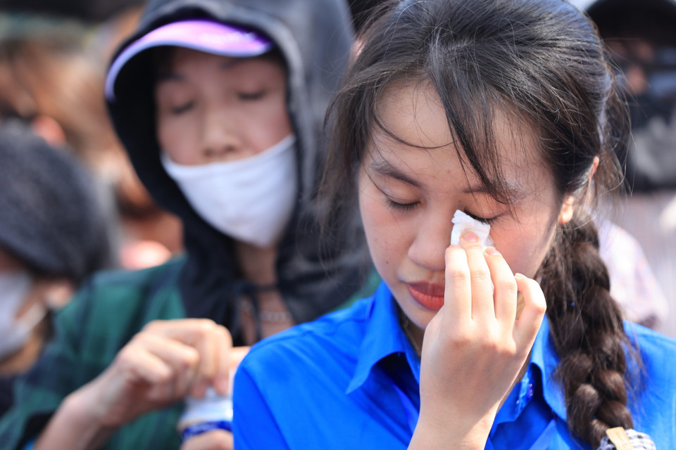 Một thanh niên tình nguyện rơi nước mắt xúc động. (Ảnh: Hoài Nam/Vietnam+)