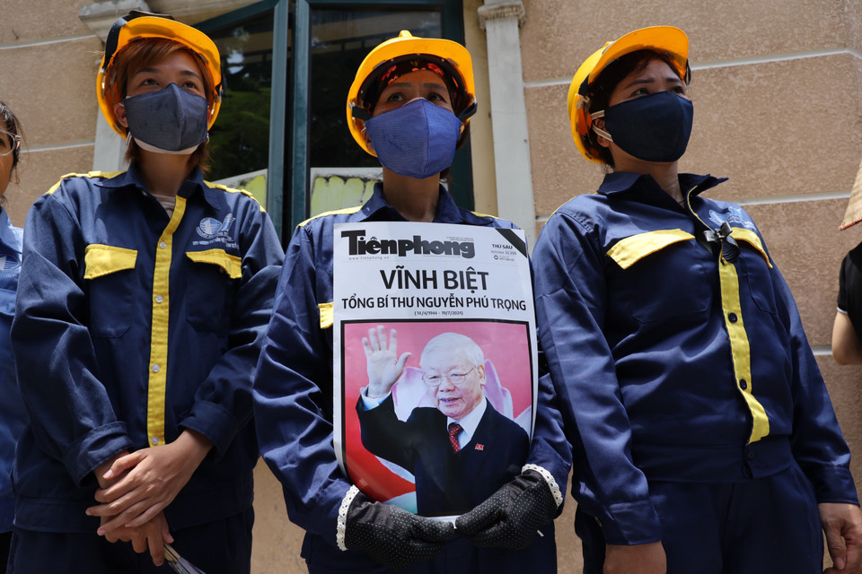 Tất cả tụ hội về đây với tấm lòng thành kính. (Ảnh: Minh Sơn/Vietnam+)