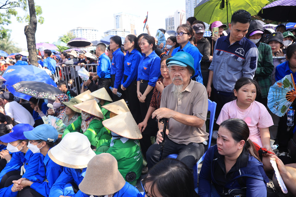 Người già, trẻ em cùng có mặt tiễn đưa Tổng Bí thư. (Ảnh: Hoài Nam/Vietnam+)
